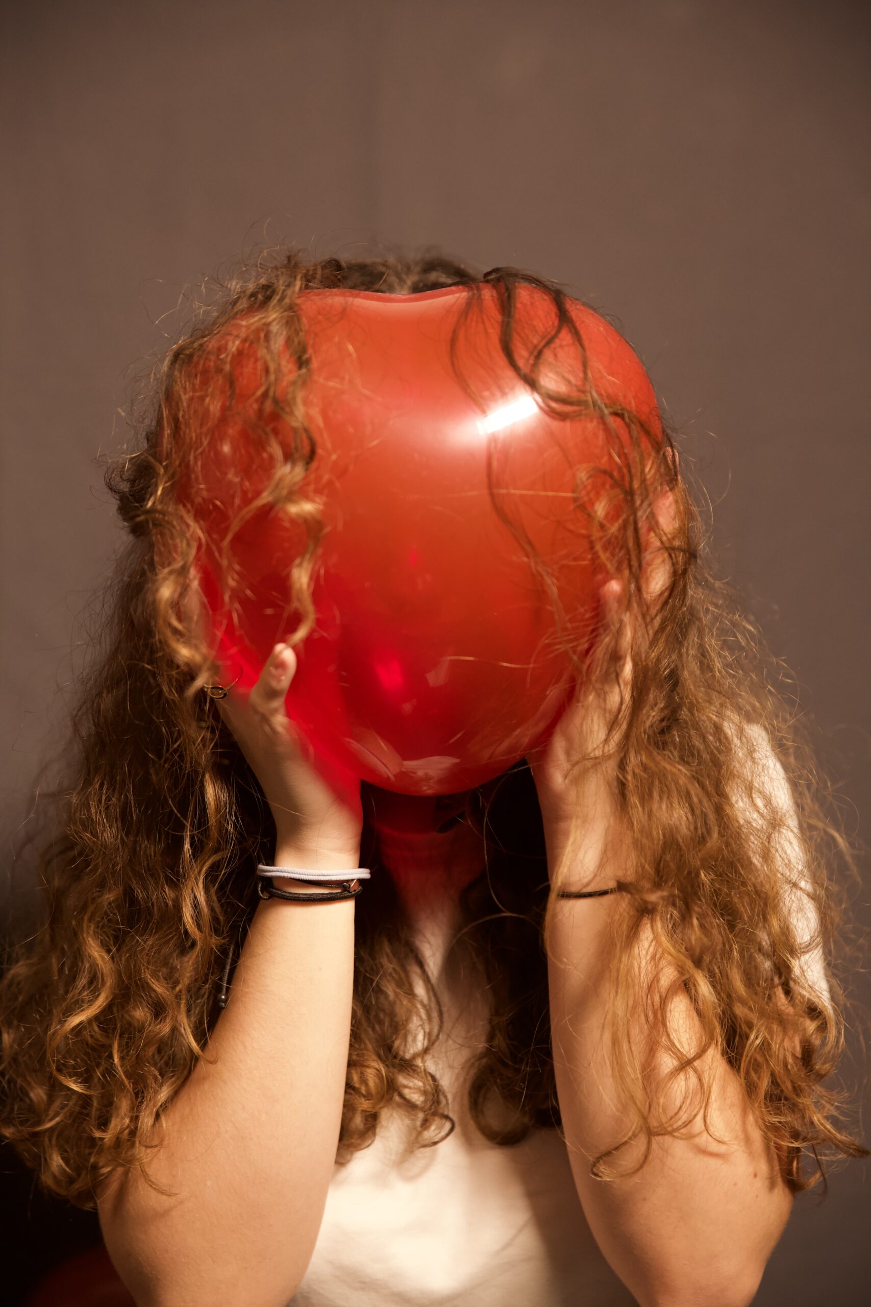 portrait avec ballon rouge