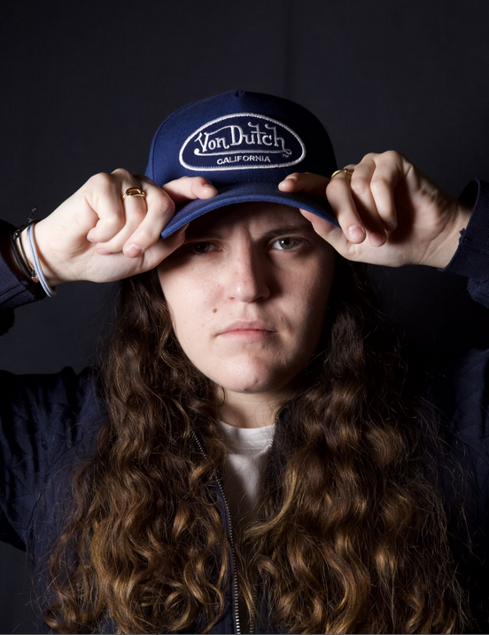 femme avec une casquette